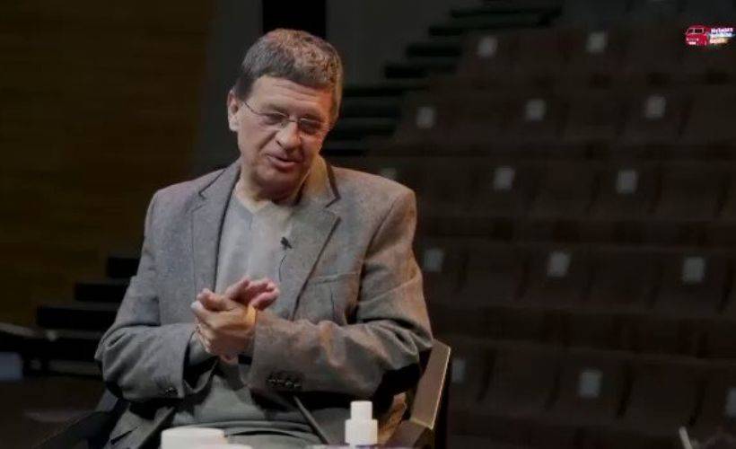 Oyuncu Cengiz Küçükayvaz'ın farklı dillerde yaptığı nefis tiratlar