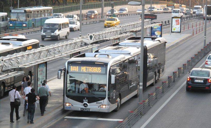 Metrobüs seferleri durdu mu? Metrobüs seferleri neden durdu? Anadolu yakası gidişinde trafik kilitlendi