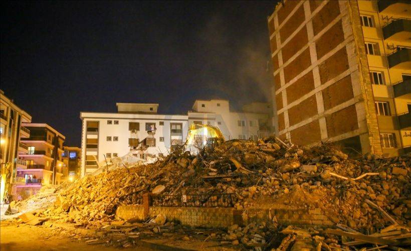 Ağır hasarlı bina kontrollü yıkım yapılırken yanındaki binanın üzerine çöktü