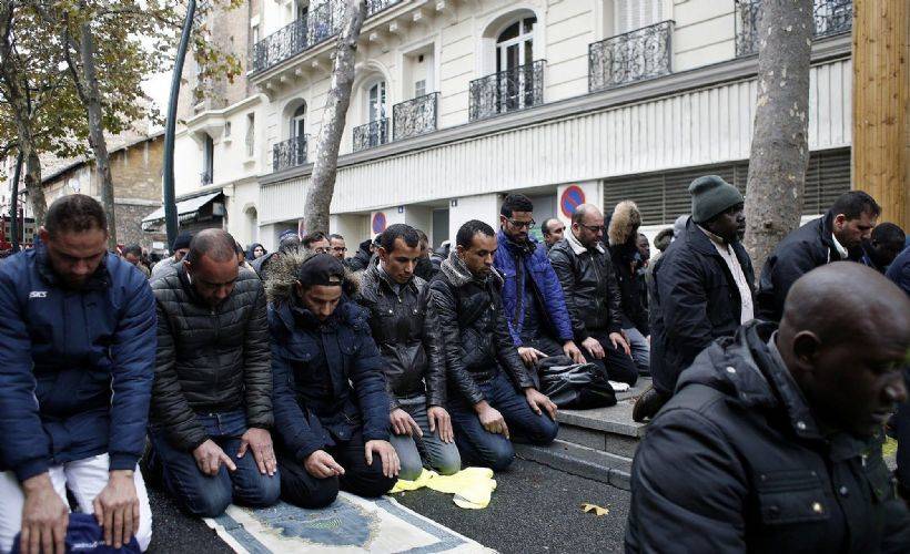 Fransa'da müslümanların açık alanda namaz kılmalarına karşı kampanya başlatıldı