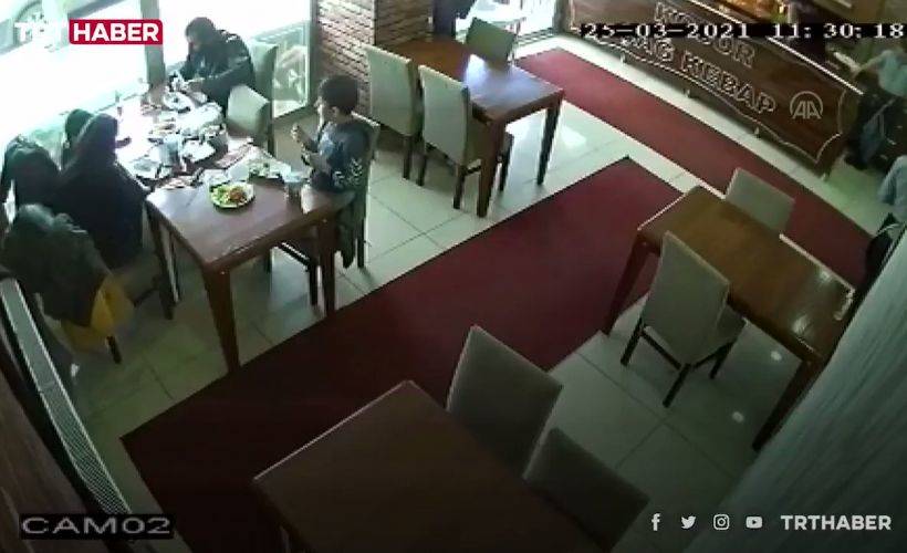 Restoran sahibi boğazına et parçası kaçan çocuğun hayatını kurtardı