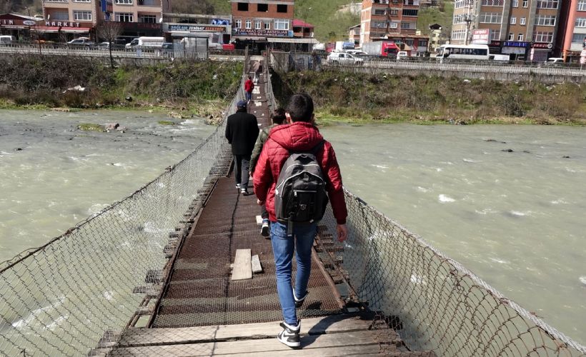 Çürük köprü yıkıldı yıkılacak, yine de kullanılıyor
