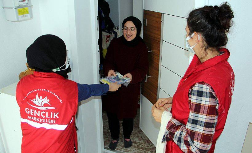 Salgın nedeniyle kütüphaneye gidemeyenlere gönüllü gençlik hizmeti