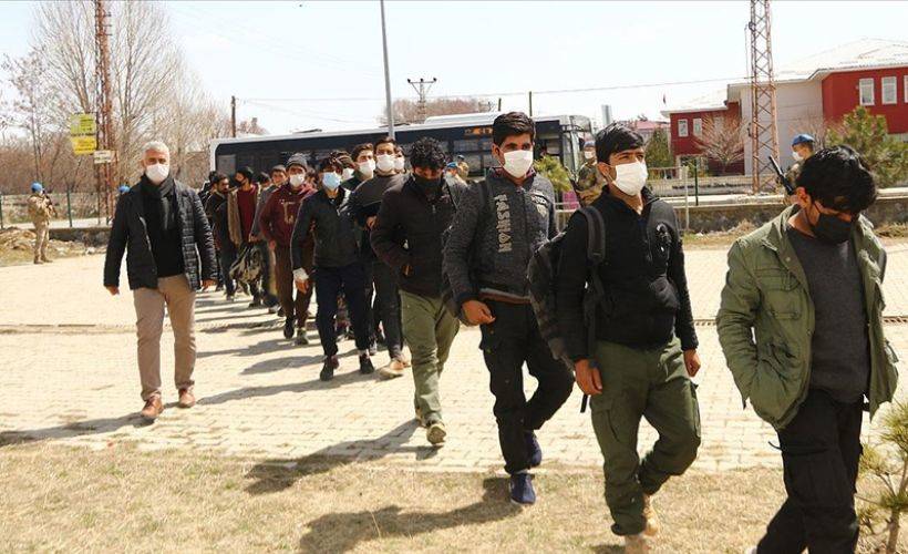 Van'da tır dorsesinde 218 düzensiz göçmen yakalandı