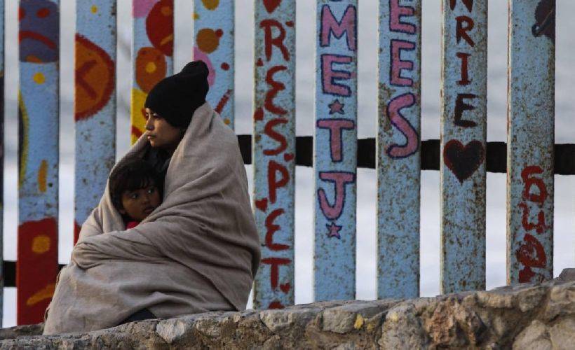 Meksika sınırında çocuklar duvardan aşağı atılıyor