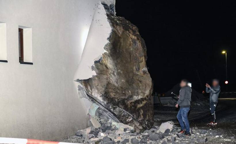 Korkutan görüntü: Avusturya'da devasa bir kaya evin içine düştü