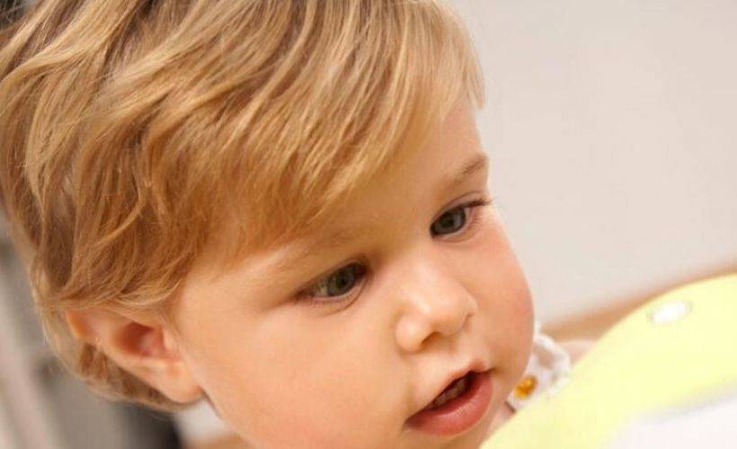 Aşırı telefon ve tablet bilgisayar kullanan çocuklarda göz kayması sıklıkla görülüyor