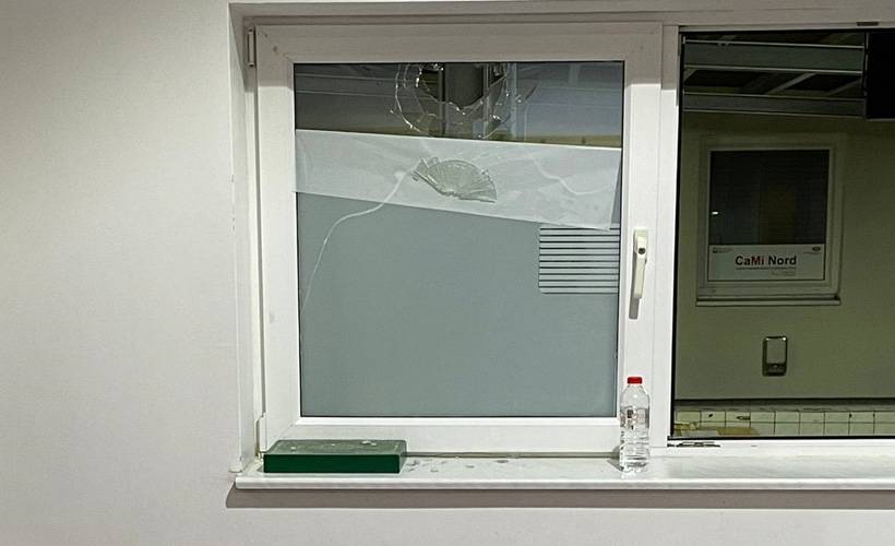 Almanya'da camiye taşlı saldırı