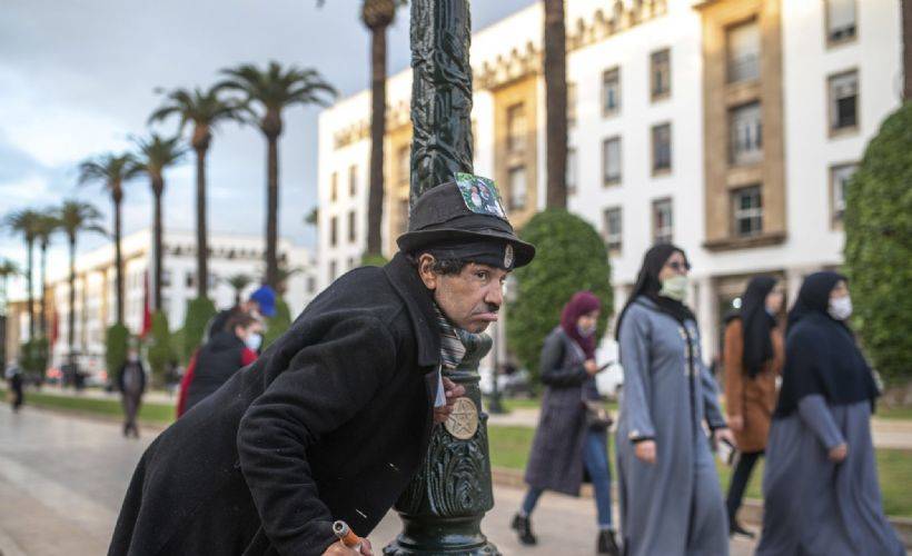 Charlie Chaplin'in 'Küçük Serseri' karakterine büründü