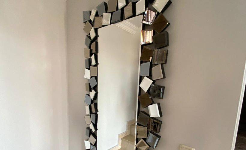 Ayna Merkezi Aynalara Yaptığı Sanatsal Dokunuşlarla Dikkat Çekiyor