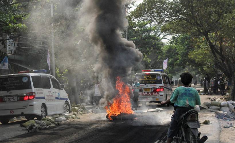 Myanmar'da sular durulmuyor: Protestocular askerleri öldürdü