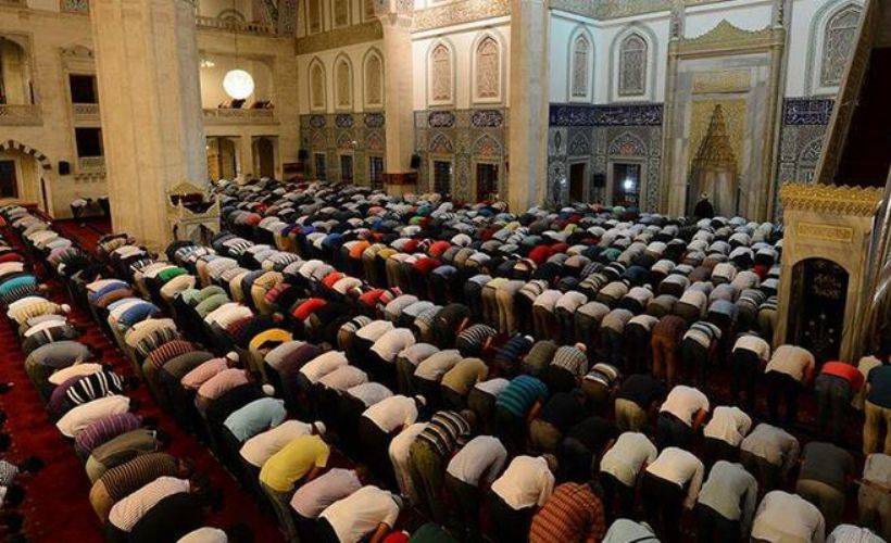Teravih namazı iptal mi edildi? Camilerde teravih kılınmayacak mı? Teravih evde mi kılınacak?