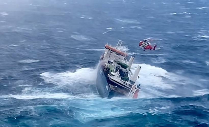 Denizin ortasında korku dolu dakikalar: Ölümden döndüler