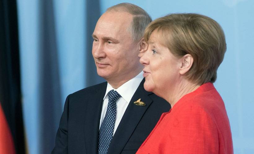 Putin ve Merkel’den Ukrayna görüşmesi