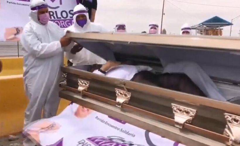 Tabuttan çıkıp seçmenden oy istedi