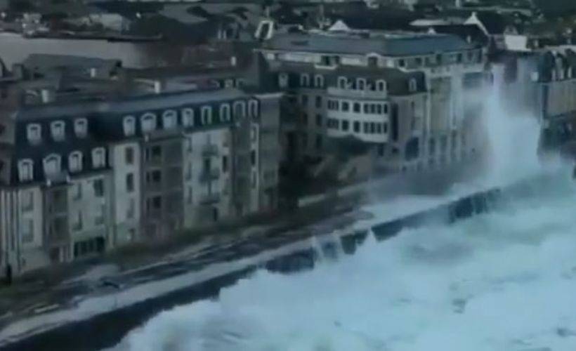 Fransa’da gelgit doyumsuz manzaralar oluşturuyor