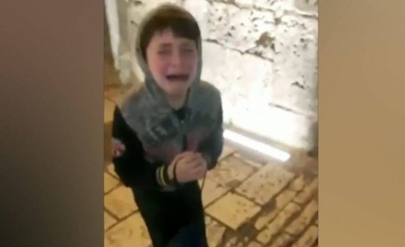 İsrail polisi Kudüs'te çocuklarının gözleri önünde bir Filistinliye saldırdı