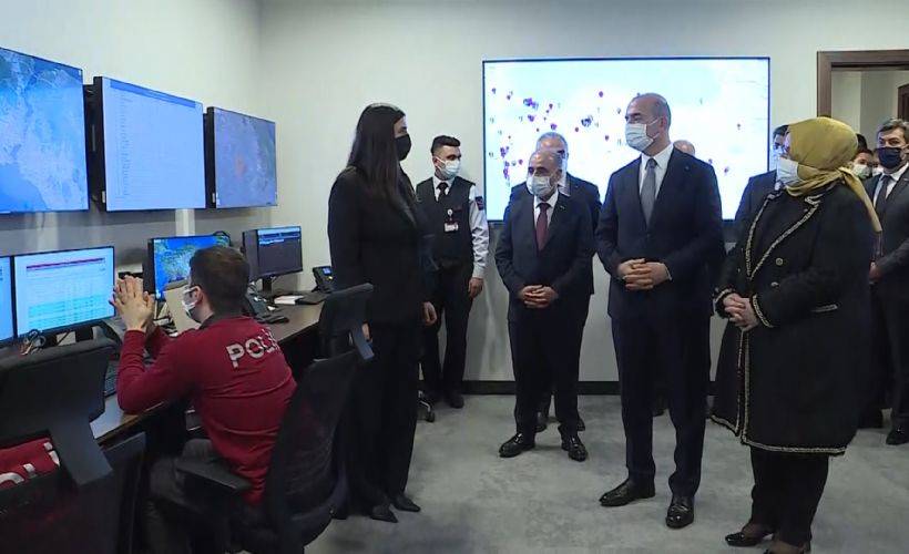 Süleyman Soylu ile Zehra Zümrüt Selçuk elektronik kelepçe merkezini ziyaret etti