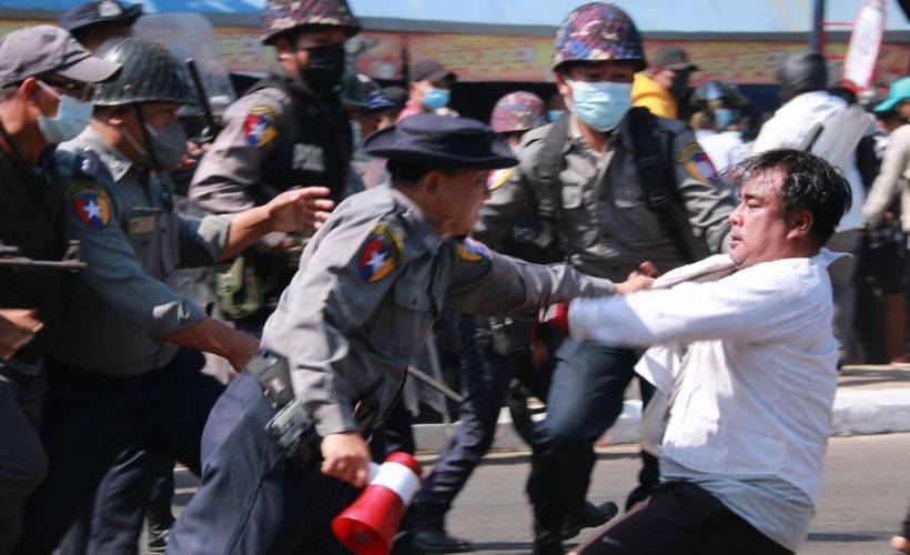 Myanmar'da 3 silahlı grup saldırıya geçti; 14 polis ölü
