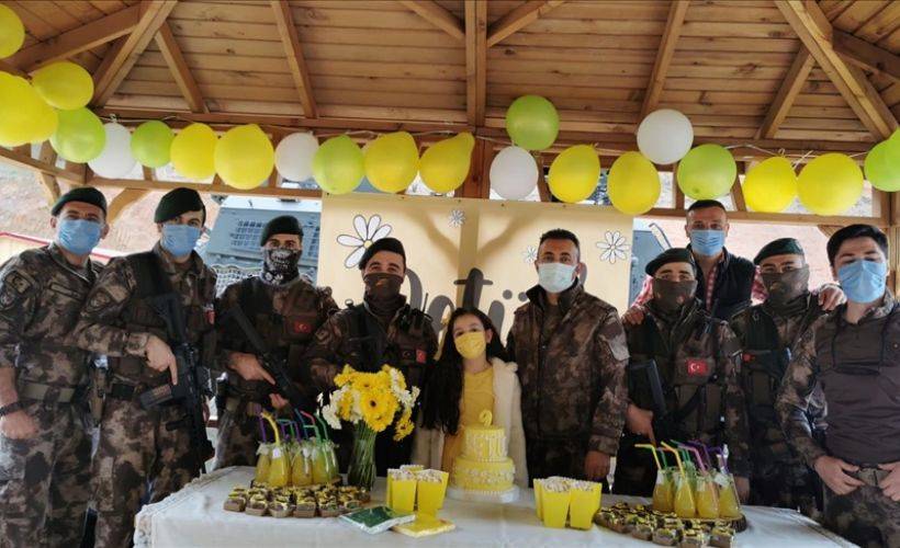 Özel harekatçılar, şehit meslektaşlarının kızını doğum gününde yalnız bırakmadı