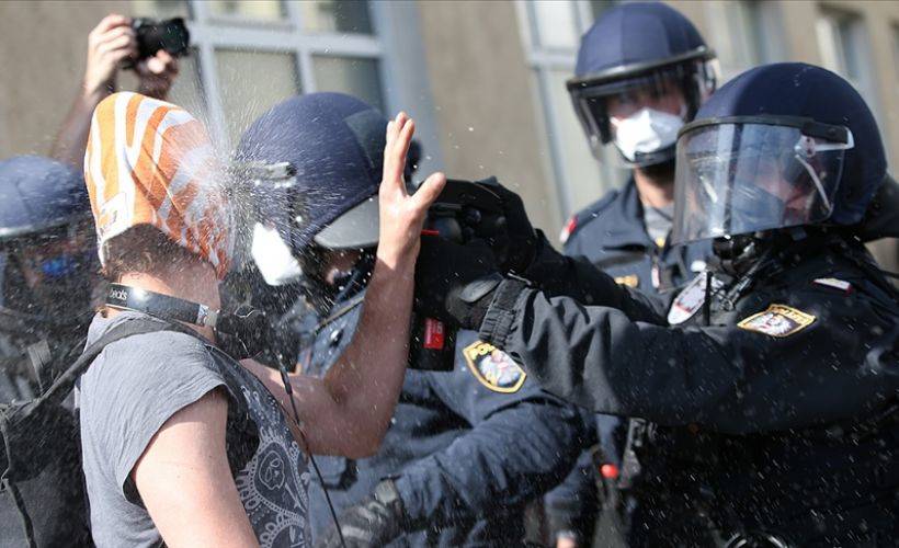 Avusturya'da Kovid-19 önlemleri karşıtları polisle çatıştı