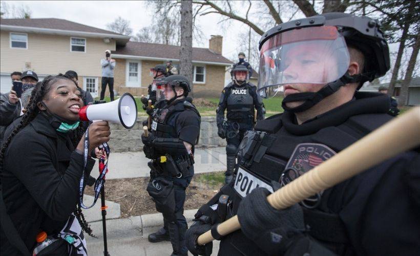 ABD'de polis kurşunuyla ölen siyahi genç için protesto