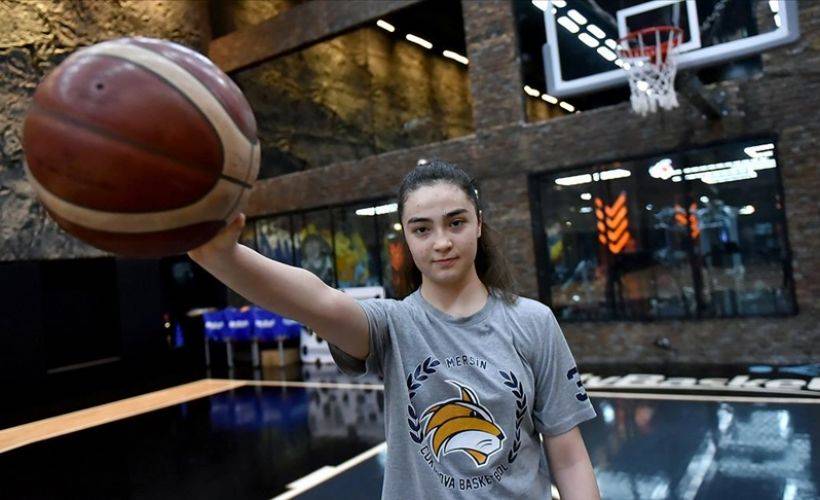 Kalbinin doğuştan delik olduğunu 17 yaşında öğrenen genç basketbolcunun A takım sevinci