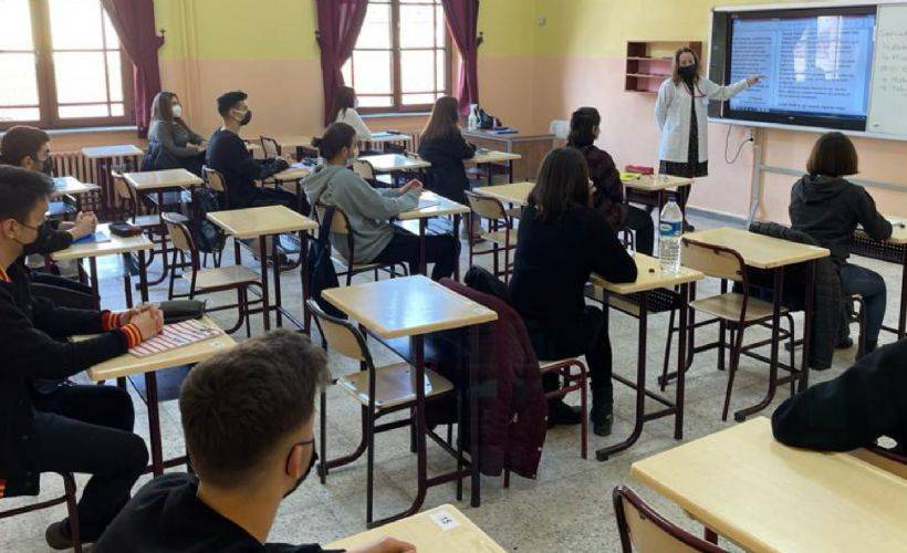 okullarda yuz yuze egitim ertelendi mi ramazanda okullar kapandi mi 8 ve 12 sinif okula gidecek mi timeturk haber