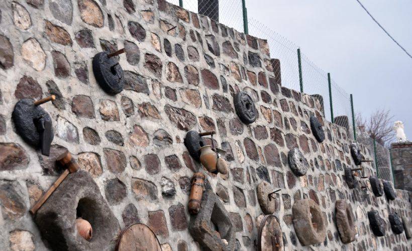 Topladığı eski taşlarla evinin bahçesini müzeye çevirdi