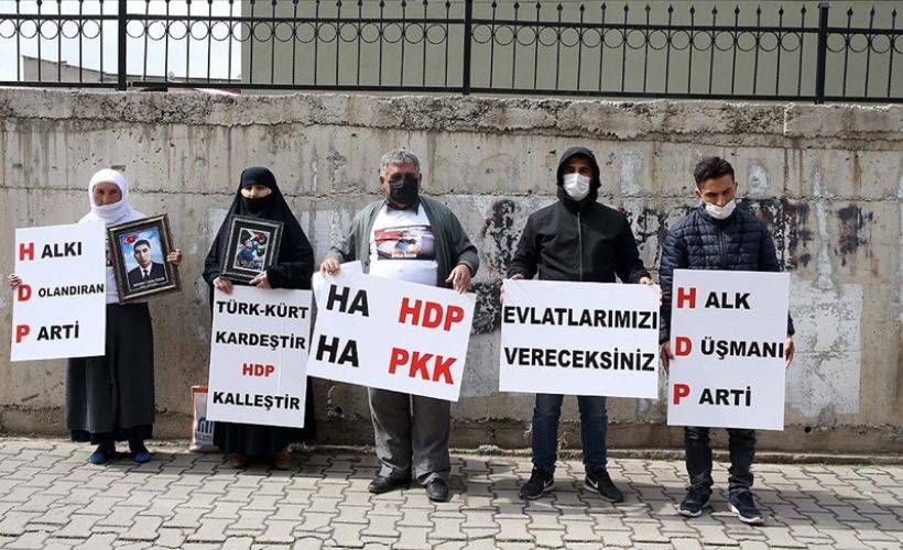 Muş'ta çocukları dağa kaçırılan 2 aile, HDP binası önünde oturma eylemi yaptı