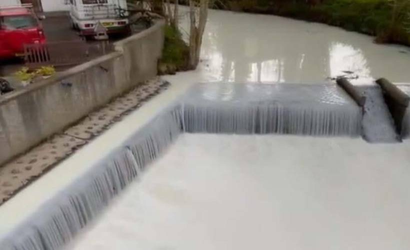 Süt akan nehir, görenleri şaşırttı