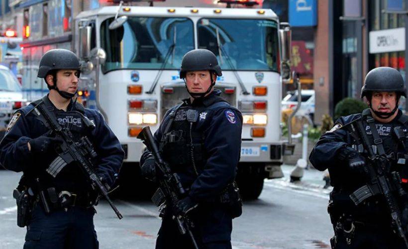 Amerika'da maske takmak istemeyen kişi polise saldırdı
