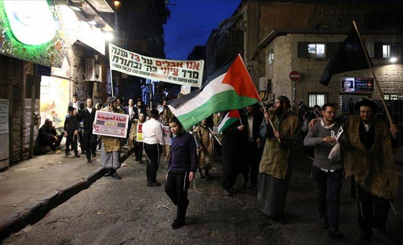 İsrail bayrağını ateşe veren Ultra Ortodoks Yahudiler, Filistin bayrağı açtı