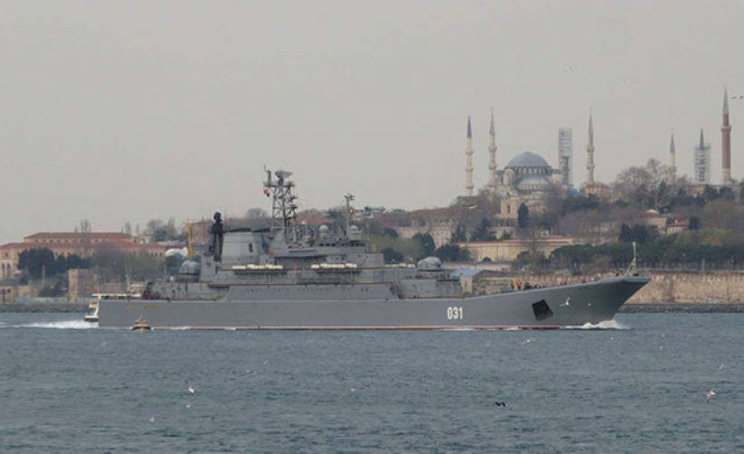 Rus savaş gemileri İstanbul Boğazı'ndan geçti