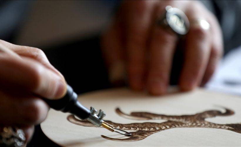 Ahşabı yakarak çizim yapma sanatı