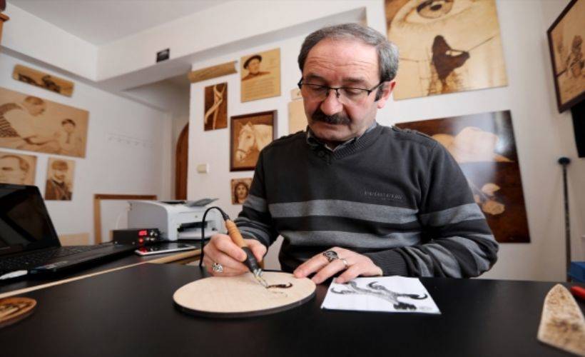 Ahşabı yakarak sanat eserine dönüştürüyor