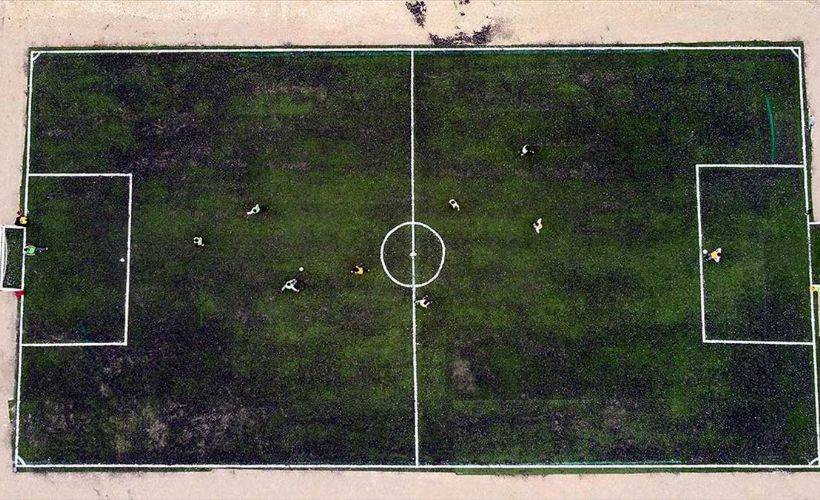 Öğretmenler sentetik çimden öğrencileri için saha yaptı