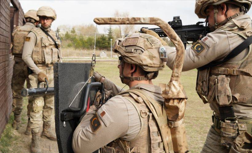 Jandarmaya Gövde Destekli Kalkan Taşıma Sistemi