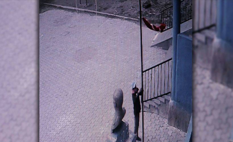 Ağrı'da çocuklar, rüzgarın etkisiyle yarıya inen Türk bayrağını göndere çekti