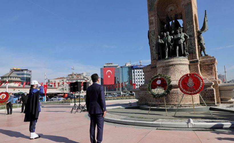 İmamoğlu, 23 Nisan'ın 101'inci yıldönümünde Taksim'deydi
