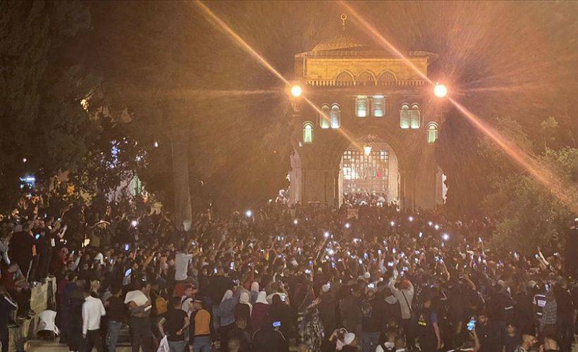 Mescid-i Aksa'da binlerce Filistinli, teravih namazının ardından İsrail'i protesto etti