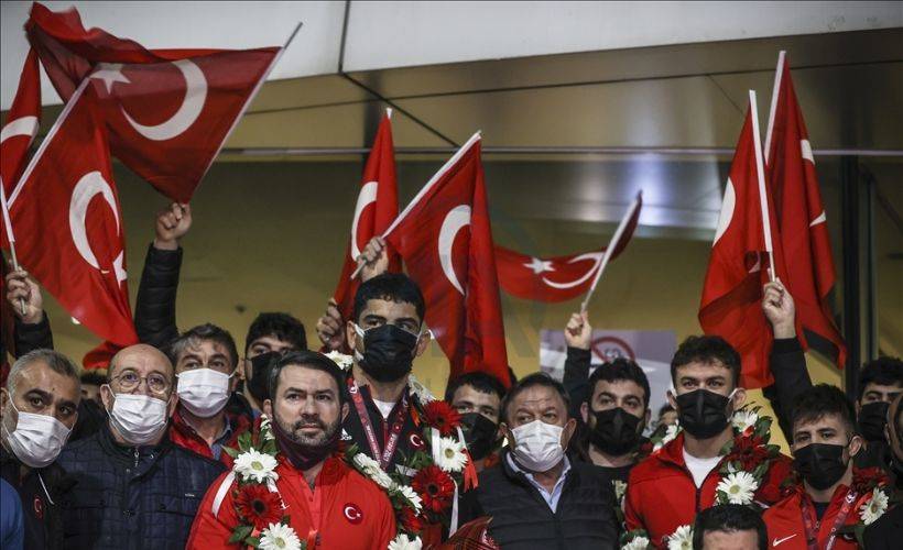 Milli güreşçilerin yurda muhteşem dönüşü