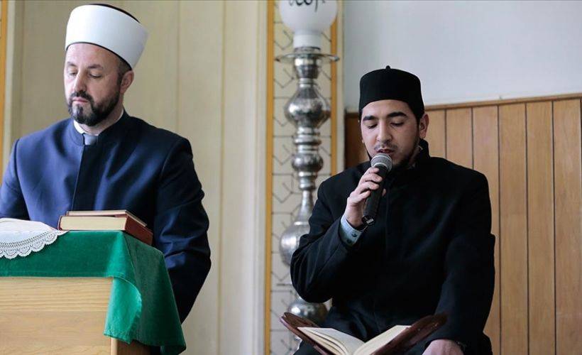 Faslı hafız, Avrupa yolunda kendisine yuva olan camide kulakların pasını siliyor