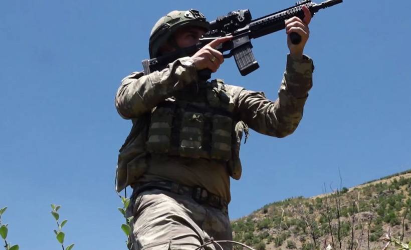 Türk askerlerinden Metina'da kara harekatı