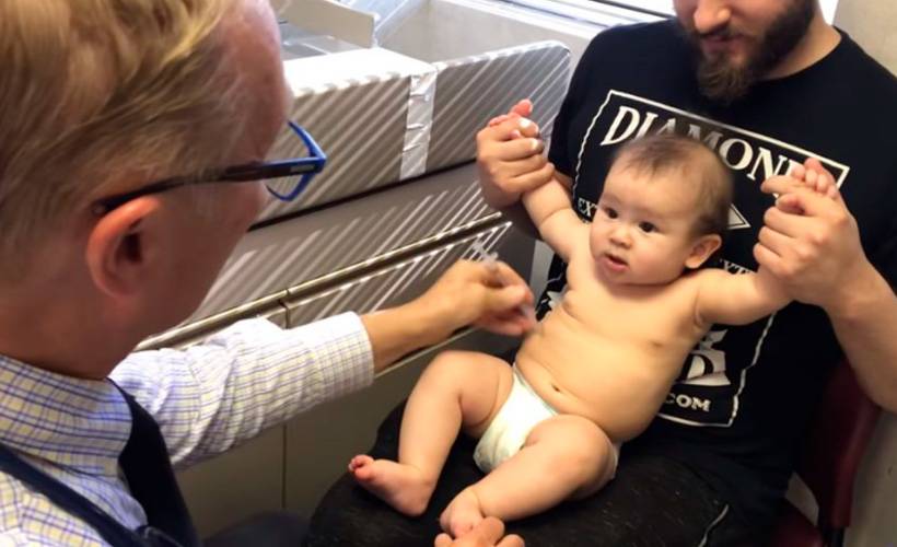 Şarkı söyleyerek hissettirmeden iğne yapan doktor