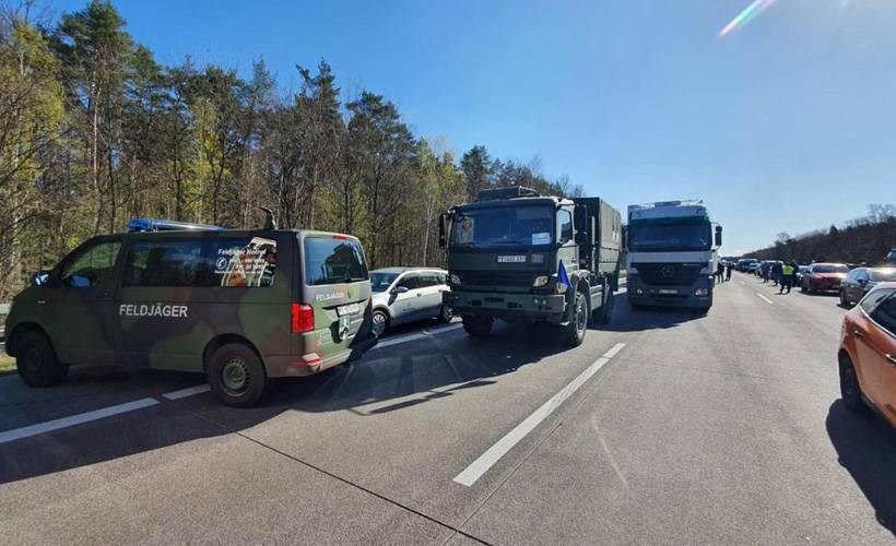 Almanya'da askeri konvoy kaza yaptı: İki asker öldü