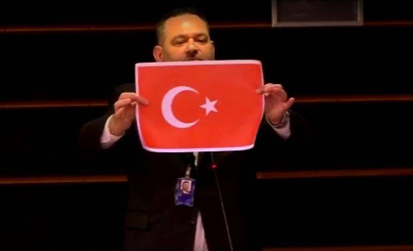 Türk bayrağını yırtan ırkçı Yunan vekilin dokunulmazlığı kaldırıldı