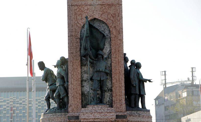 Taksim Cumhuriyet Anıtı'nda yıllardır fark edilmeyen ayrıntı