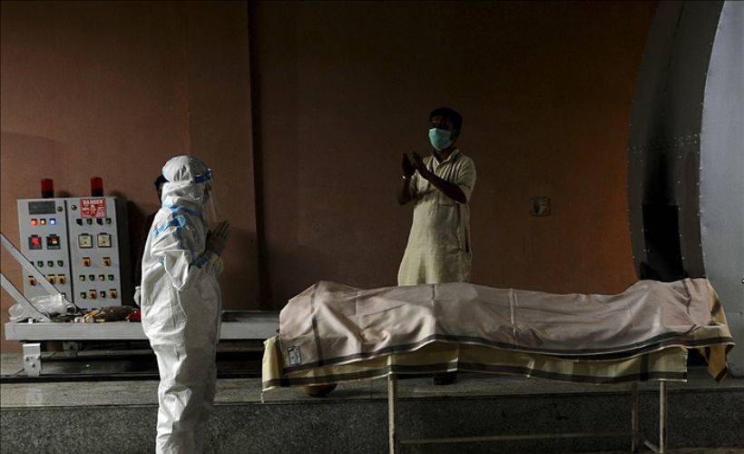 Hindistan'da Kovid-19 nedeniyle can kayıplarının artması sonucu krematoryumlarda yer kalmadı