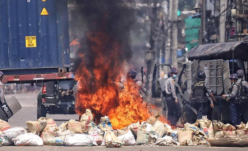 Myanmar'da sular durulmuyor: 10 asker öldürüldü